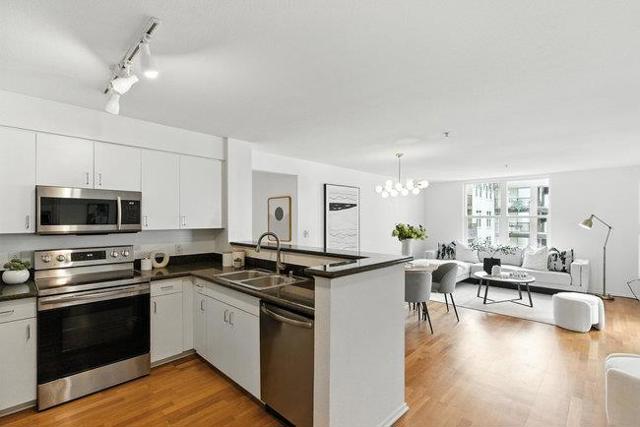 8200 Oceanview Terrace, San Francisco CA: https://media.crmls.org/mediaz/54bdc33b-af6a-4c62-af1e-56216918c3e6.jpg