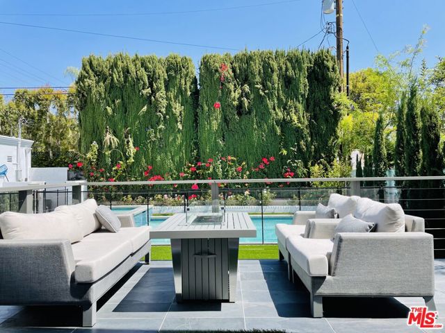 504 FOOTHILL Road, Beverly Hills CA: https://media.crmls.org/mediaz/54bdda85-931d-4885-9d4c-8476f9433724.jpg