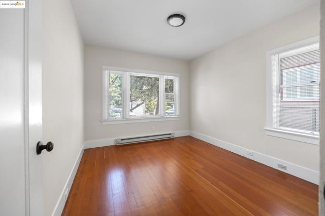 271 38Th St, Oakland CA: https://media.crmls.org/mediaz/54beaba0-76f3-435f-89f2-e60d57dc842c.jpg