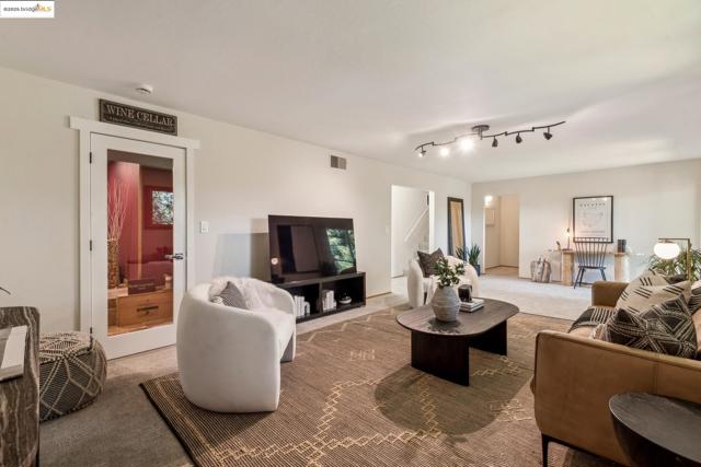 2560 Carisbrook Dr, Oakland CA: https://media.crmls.org/mediaz/54c009b3-3e3a-4d79-bb3a-1950b5d464c8.jpg