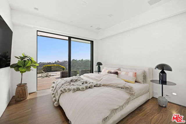 1731 Summitridge Drive, Beverly Hills CA: https://media.crmls.org/mediaz/54c01739-6201-49fb-b701-168b93965a17.jpg