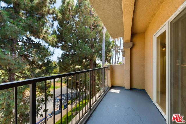222 7th Street, Santa Monica CA: https://media.crmls.org/mediaz/54c09b7c-1b26-451d-a22f-0b38d69feeab.jpg