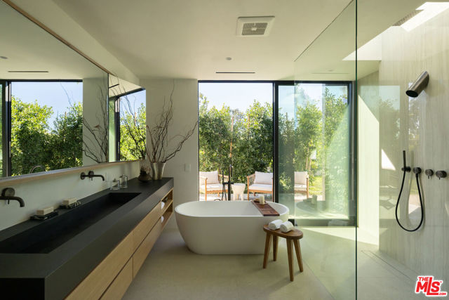 29200 Larkspur Lane, Malibu CA: https://media.crmls.org/mediaz/54c13893-3bf4-43d7-855a-07ca17a33e6e.jpg