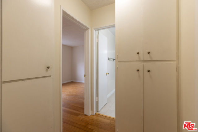 1033 6TH Street, Santa Monica CA: https://media.crmls.org/mediaz/54c13d71-8ea0-443f-b44e-9ec748d391f2.jpg