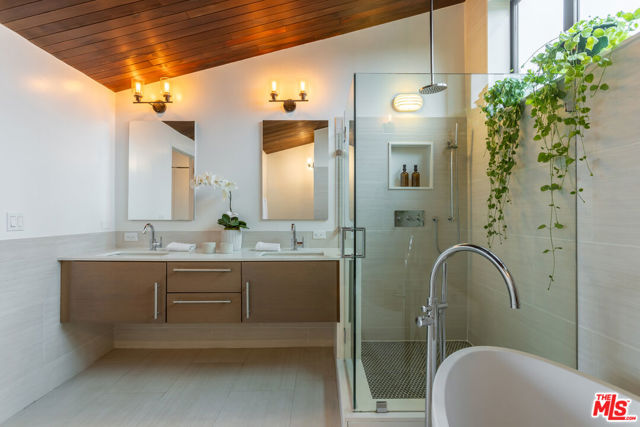 520 Broadway Street, Venice CA: https://media.crmls.org/mediaz/54c154ad-53c2-4fc1-b6c2-d0bb5867612b.jpg