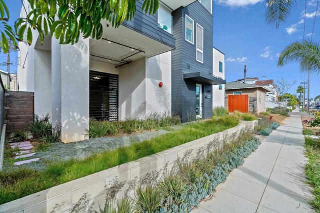 508 N Tremont Street, Oceanside CA: https://media.crmls.org/mediaz/54c17b44-c814-4071-8bf9-2396185be41b.jpg