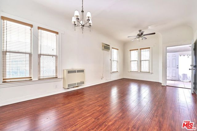 1147 S Mariposa Avenue, Los Angeles CA: https://media.crmls.org/mediaz/54c2632c-0801-49c5-8ebd-2b90f7d847d4.jpg