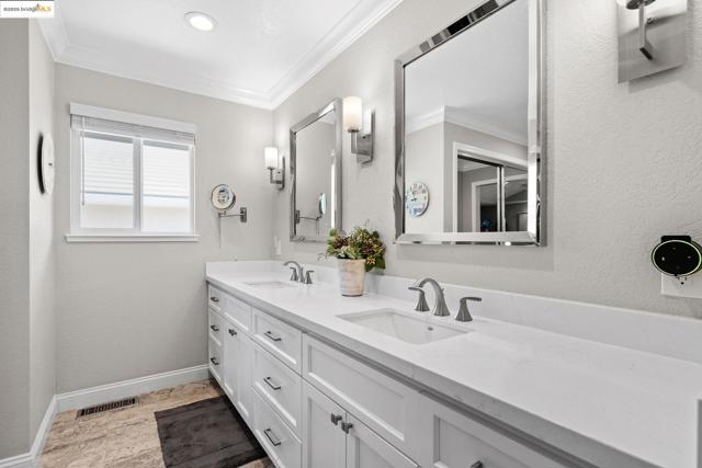 5521 Lanai Ct, Discovery Bay CA: https://media.crmls.org/mediaz/54c2bd94-9665-43ee-9f77-83f7ac038d0a.jpg