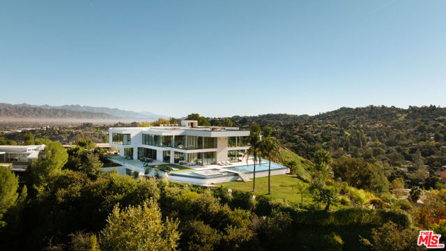 16187 Royal Oak Road, Encino CA: https://media.crmls.org/mediaz/54c31e71-6947-44c3-bbf0-a3deab511046.jpg