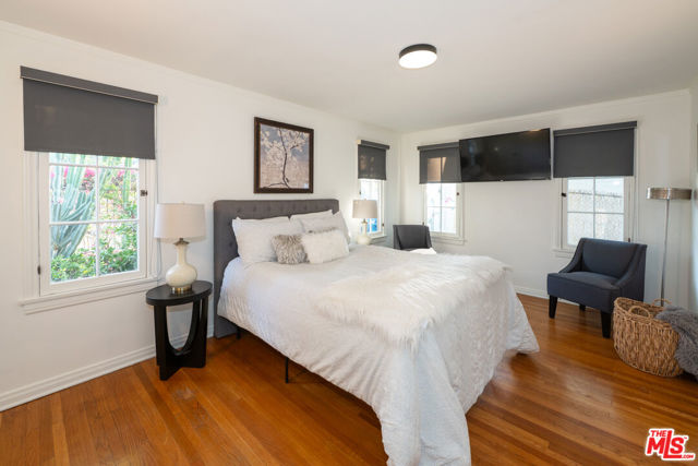 263 Lamont Drive, Los Angeles CA: https://media.crmls.org/mediaz/54c3c72a-0d4a-4c4d-86ff-f2dc4d3bc849.jpg