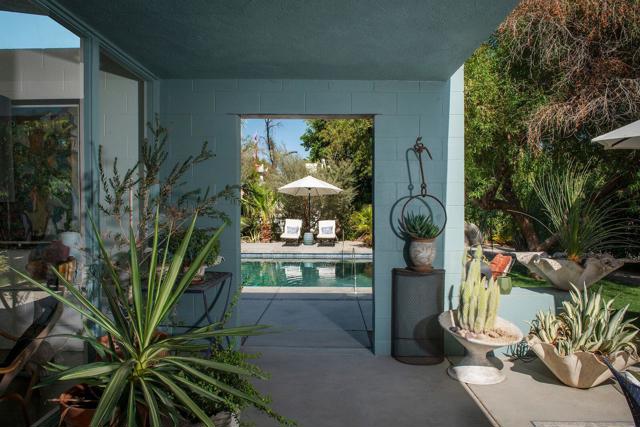 1055 E Granvia Valmonte, Palm Springs CA: https://media.crmls.org/mediaz/54c5a0a6-e136-4126-b06b-2467bb6cca73.jpg