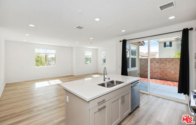 13889 Bell Way, Fontana CA: https://media.crmls.org/mediaz/54c5d3c1-1fa7-48a2-b706-833fbab7826a.jpg