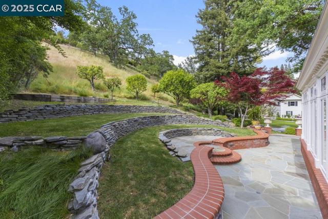 32 Kensington Ct, Alamo CA: https://media.crmls.org/mediaz/54c5e53a-d9f7-4959-bb25-cd73e422d545.jpg