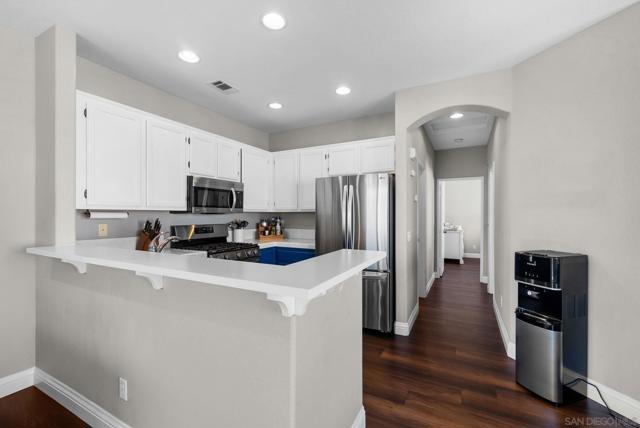 10860 Ivy Hill Dr, San Diego CA: https://media.crmls.org/mediaz/54c64005-530a-4cb8-819b-85bc3775fd37.jpg