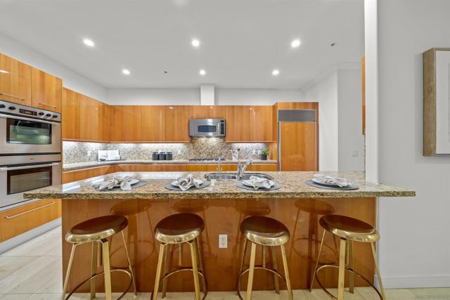 550 Front St, San Diego CA: https://media.crmls.org/mediaz/54c70e7d-5212-48a6-bf2c-6ef59b2c8625.jpg