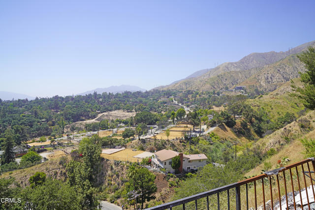 3017 Zane Grey Terrace, Altadena CA: https://media.crmls.org/mediaz/54c7b4b4-2703-44ac-b7a2-9479951cf4c3.jpg