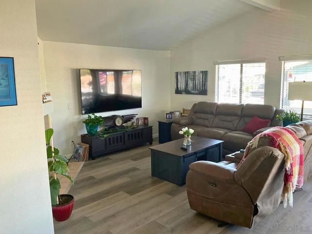 525 W El Norte Parkway, Escondido CA: https://media.crmls.org/mediaz/54c7decb-2273-40f4-94ca-e0021c86e2f0.jpg