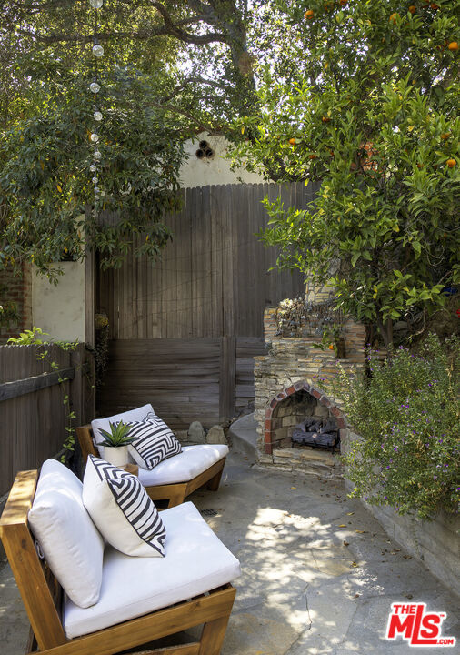 10411 Quito Lane, Los Angeles CA: https://media.crmls.org/mediaz/54c8a7b6-baa1-43f0-8958-bc8a4b2c8781.jpg