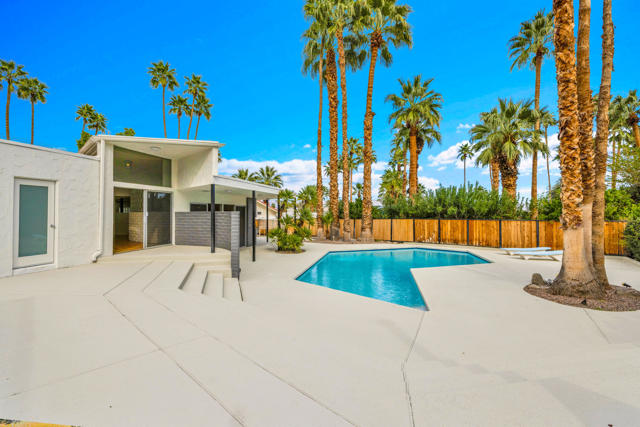345 W Crestview Drive, Palm Springs, CA 92264