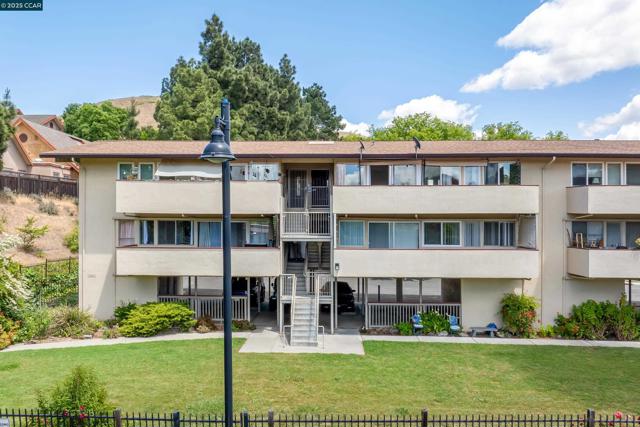 2345 Paloma Ct, Pinole CA: https://media.crmls.org/mediaz/54ca8afc-aea2-4d7e-a3a3-39d1e7cec27e.jpg