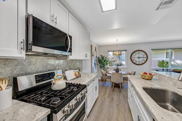 2207 Segundo Ct, Pleasanton CA: https://media.crmls.org/mediaz/54cb6706-c99b-495e-9133-ce777b398523.jpg