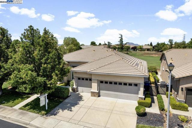1123 Burghley Ln, Brentwood CA: https://media.crmls.org/mediaz/54cb842d-dae6-419e-a685-c1148a254a55.jpg