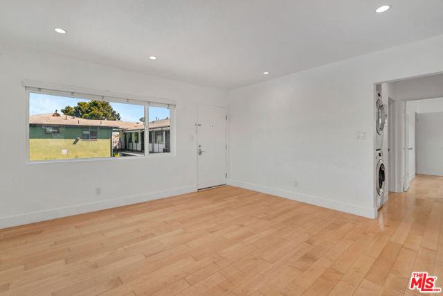 119 Paloma Avenue, Venice CA: https://media.crmls.org/mediaz/54cba808-a93c-4dd8-ab98-07d8acf38826.jpg