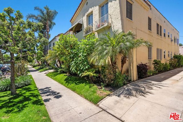 347 N Curson Avenue, Los Angeles CA: https://media.crmls.org/mediaz/54cc3c5f-2887-49a5-9d4c-a57cdd9f73df.jpg