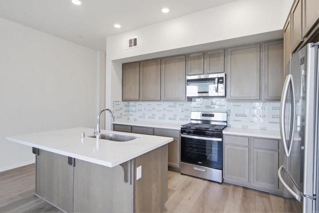 Detail Gallery Image 14 of 64 For 1455 Banahaw Way #6,  Chula Vista,  CA 91915 - 3 Beds | 2/1 Baths