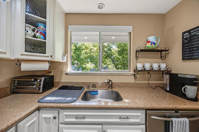 2719 Oak Rd, Walnut Creek CA: https://media.crmls.org/mediaz/54ccc57d-881d-4453-99fc-916a9a270d9a.jpg