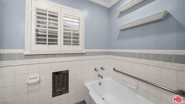 6311 La Tijera Boulevard, Los Angeles CA: https://media.crmls.org/mediaz/54ccc645-bded-4053-abb2-7d4ea1f9aa9f.jpg