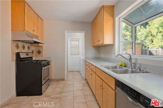 1808 Euclid Street, Santa Monica CA: https://media.crmls.org/mediaz/54ccdc37-bf1f-4df8-bb8f-8e8e5f8898e4.jpg