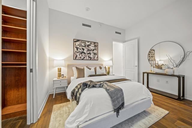 550 Front St, San Diego CA: https://media.crmls.org/mediaz/54cd6d2e-787b-484b-bb3c-40098567b5d9.jpg