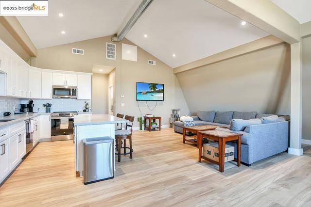 430 Ellisa Ln, Brentwood CA: https://media.crmls.org/mediaz/54cdc244-a38b-473a-a7cc-580921d22809.jpg