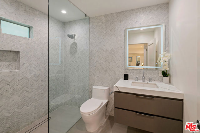 602 N Whittier Drive, Beverly Hills CA: https://media.crmls.org/mediaz/54ce215f-196b-4172-8f86-2f255c7b1046.jpg