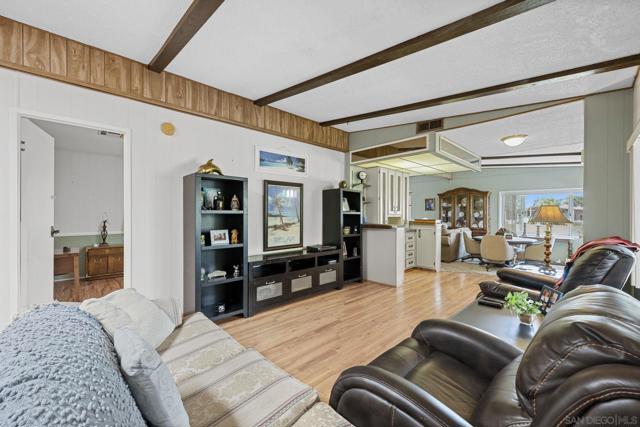 5001 W Florida Avenue, Hemet CA: https://media.crmls.org/mediaz/54d0dd5e-dcd2-408f-96f3-af02553574e4.jpg