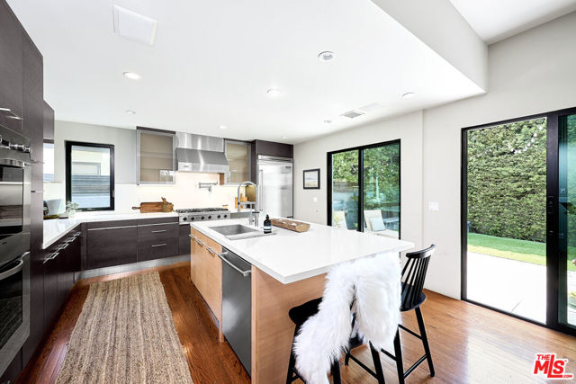 2329 Clement Avenue, Venice CA: https://media.crmls.org/mediaz/54d12708-9104-4cc1-b0f9-94b91a4d6d41.jpg