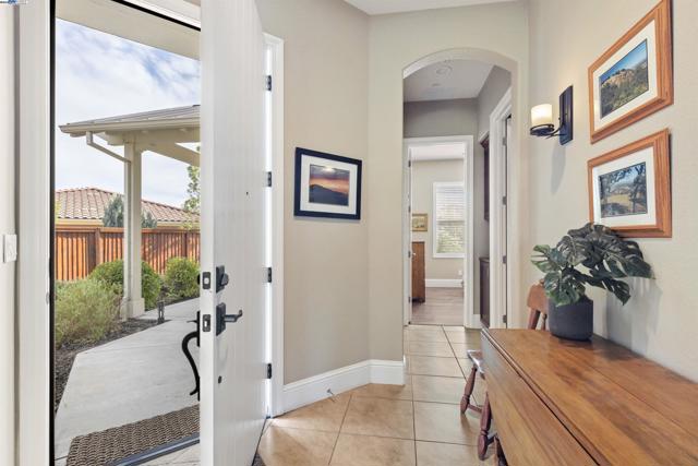 2062 Reserva Ct, Brentwood CA: https://media.crmls.org/mediaz/54d1837e-aa6a-427f-ad71-0c36a737fc71.jpg