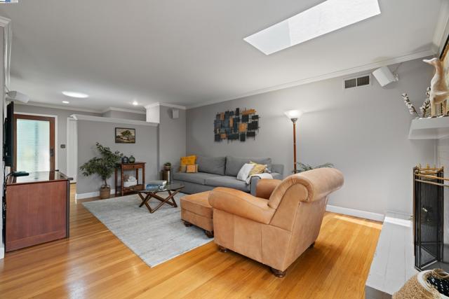 4457 LINDA WAY, Pleasanton CA: https://media.crmls.org/mediaz/54d2d711-c770-48bb-839e-0e6ed79e26cc.jpg