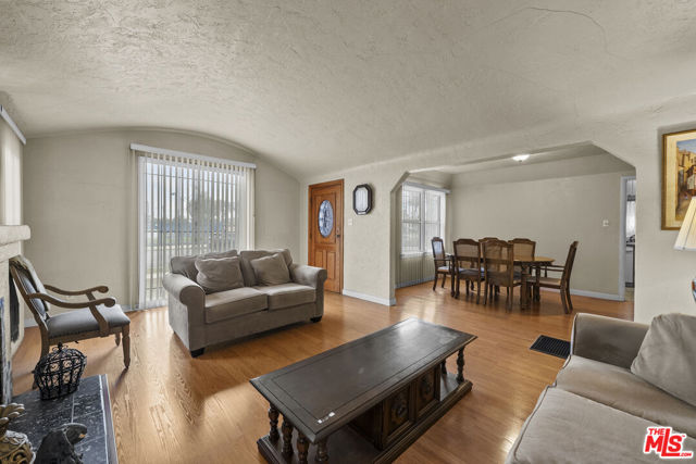 2729 W 79th Street, Inglewood CA: https://media.crmls.org/mediaz/54d31cf3-481f-4f00-ab1c-843e64a49657.jpg