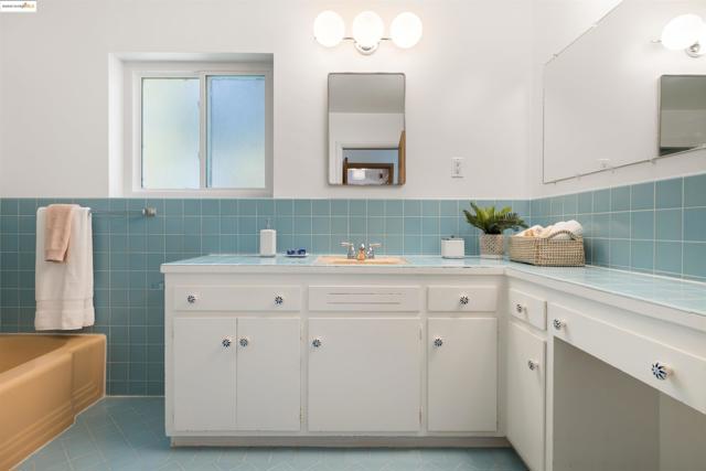1515 Oxford, Berkeley CA: https://media.crmls.org/mediaz/54d331c5-402d-407c-b460-f8e885cfa472.jpg