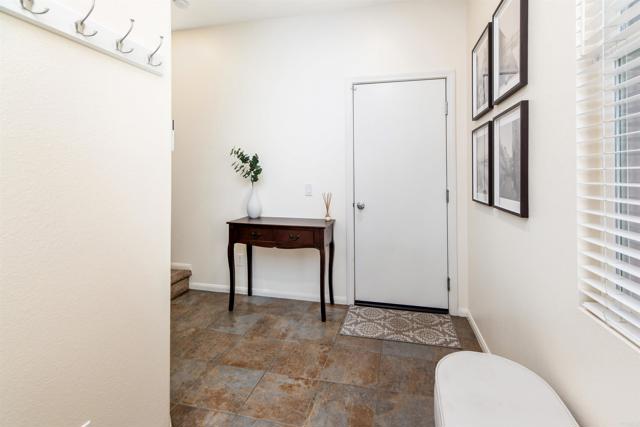 Detail Gallery Image 5 of 31 For 451 Avenida De La Luna, Vista,  CA 92083 - 2 Beds | 2 Baths
