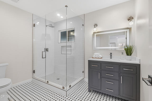 Detail Gallery Image 27 of 37 For 15233 Camarillo St, Sherman Oaks,  CA 91403 - 5 Beds | 4 Baths