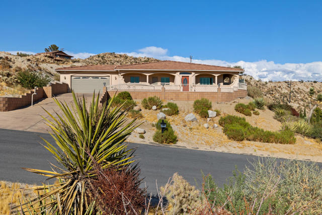 6207 Red Bluff Avenue, Yucca Valley CA: https://media.crmls.org/mediaz/54d4f793-93f9-4fe5-8c23-24925954c326.jpg