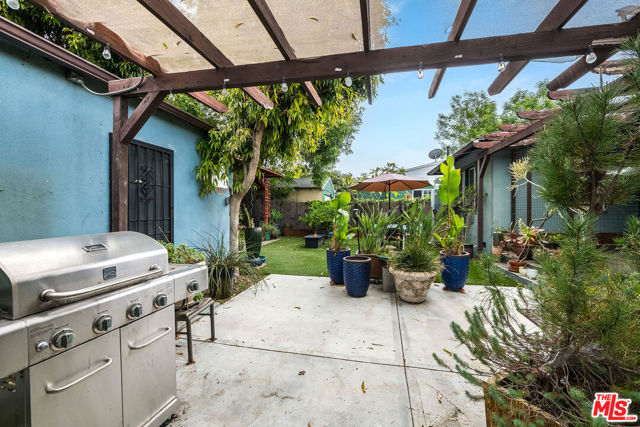15361 Archwood Street, Van Nuys CA: https://media.crmls.org/mediaz/54d4ffaa-a356-43b3-9877-168077f1d07e.jpg