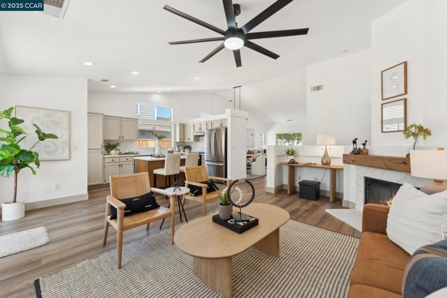 3075 Shiles Loop, Brentwood CA: https://media.crmls.org/mediaz/54d533f6-292d-4b56-92ca-c030d20e9fb1.jpg