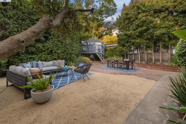 6040 LAWTON AVENUE, Oakland CA: https://media.crmls.org/mediaz/54d54237-8035-473e-a64e-31e8108deaa2.jpg