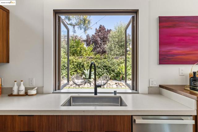 5734 Maccall St, Oakland CA: https://media.crmls.org/mediaz/54d7366e-618f-4521-8765-b894fab00cda.jpg
