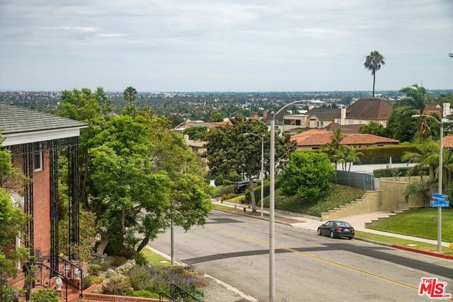 3691 Aureola Boulevard, View Park CA: https://media.crmls.org/mediaz/54d74b56-3abe-4b86-8912-51e36f3dec29.jpg