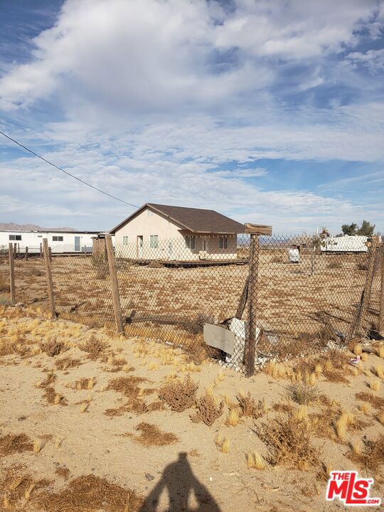 14196 Fairlane Road, Lucerne Valley CA: https://media.crmls.org/mediaz/54d9006b-5be7-4838-b53a-a0b9802e1e64.jpg
